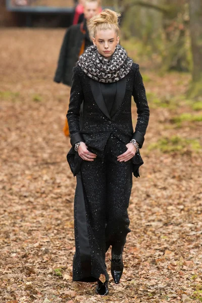 Look 15